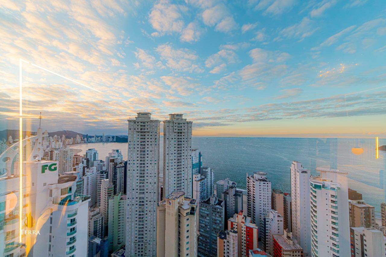 Magnifique Tower Residence Apartamento com 4 quartos, Centro: 