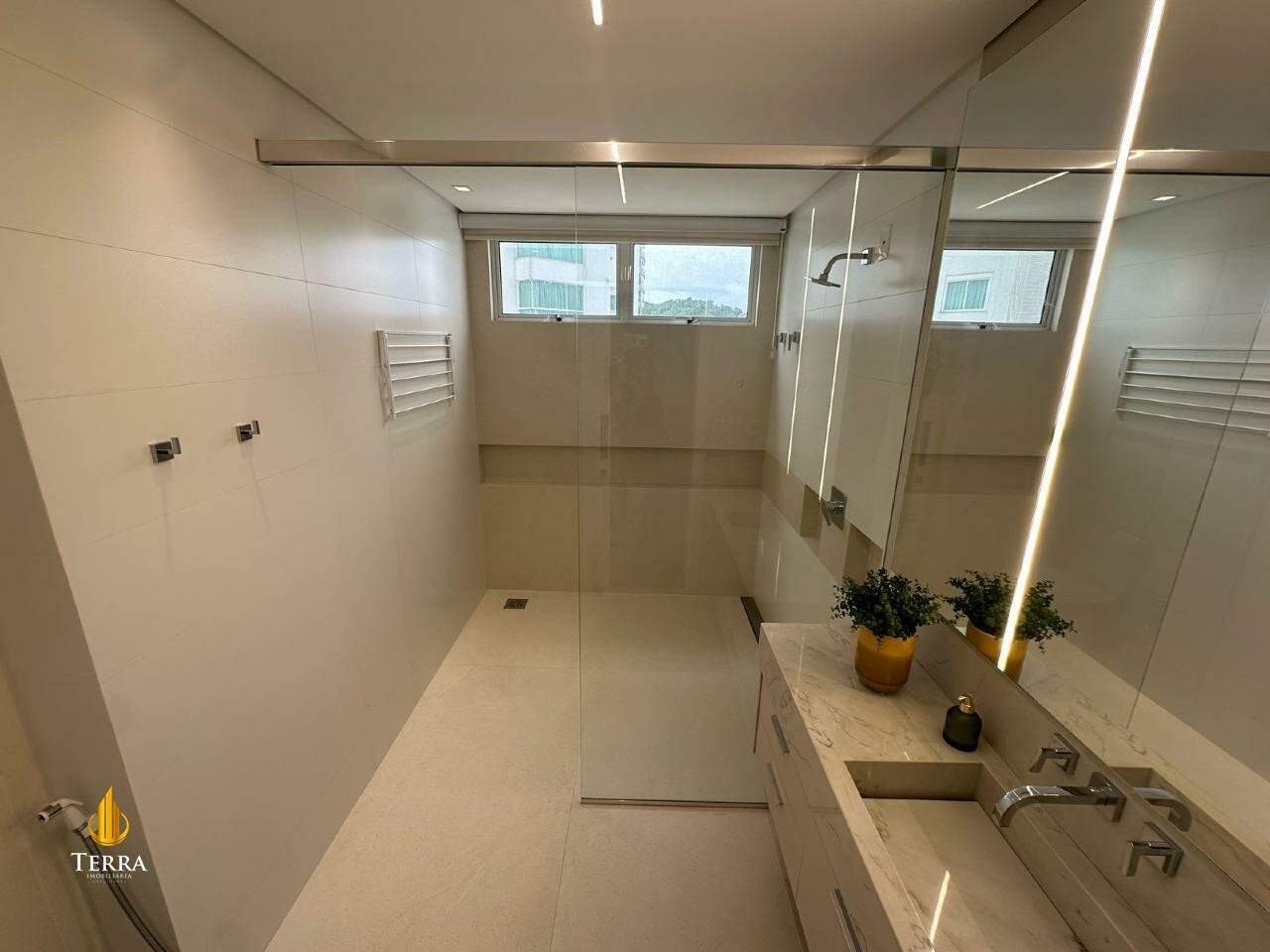 Edifício Via Marina Apartamento com 4 quartos, Centro: 