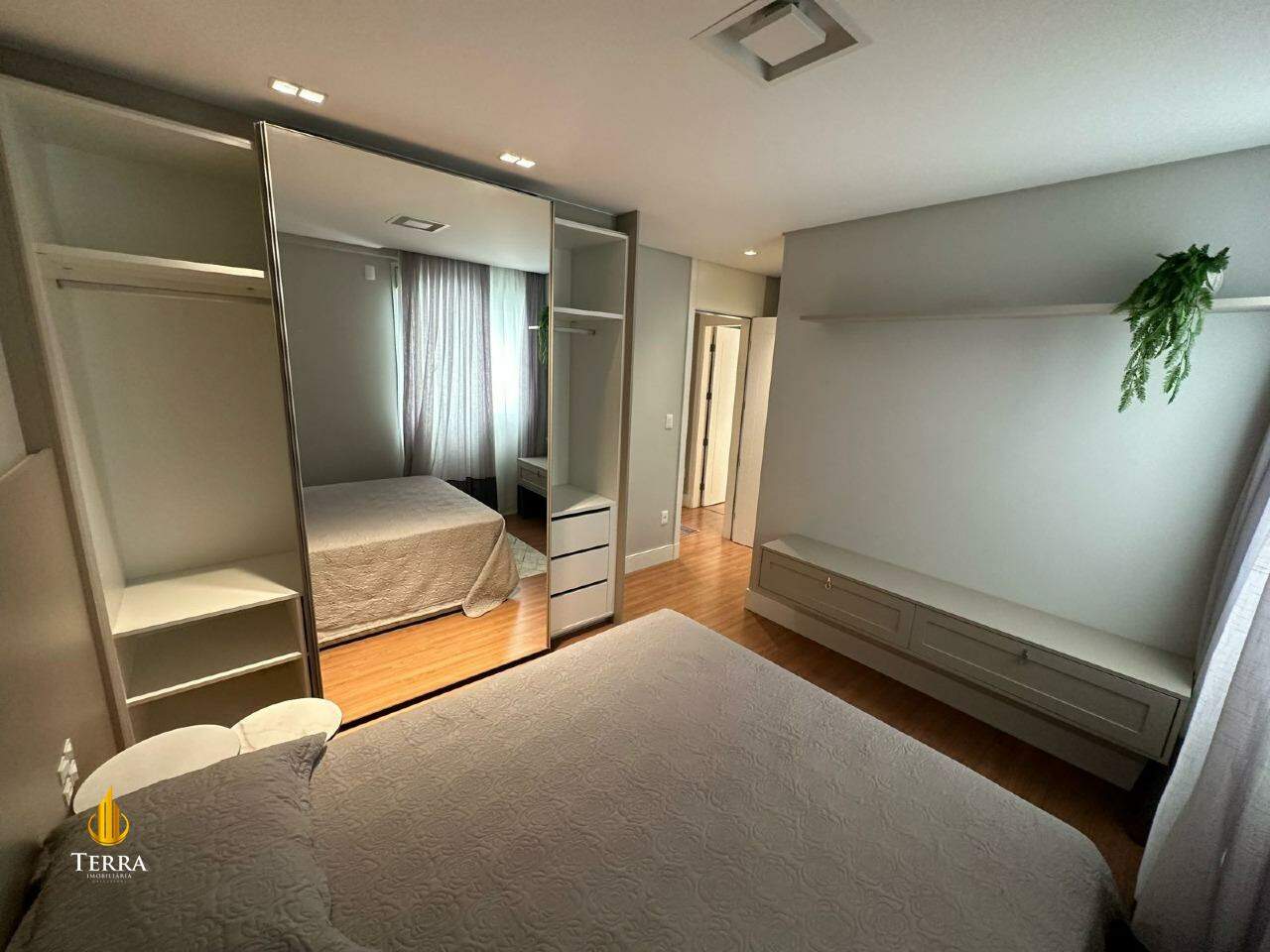 Edifício Via Marina Apartamento com 4 quartos, Centro: 