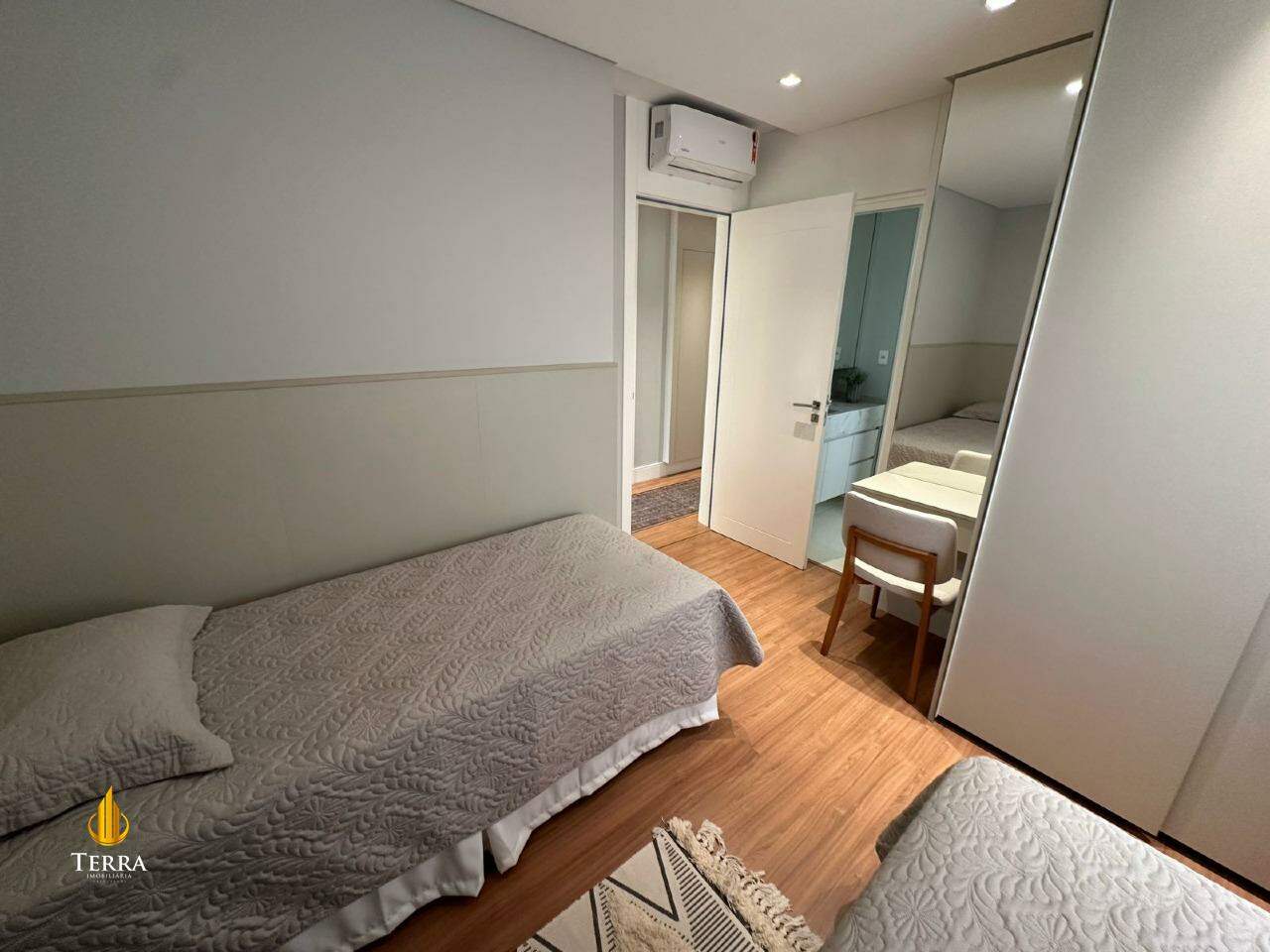Edifício Via Marina Apartamento com 4 quartos, Centro: 