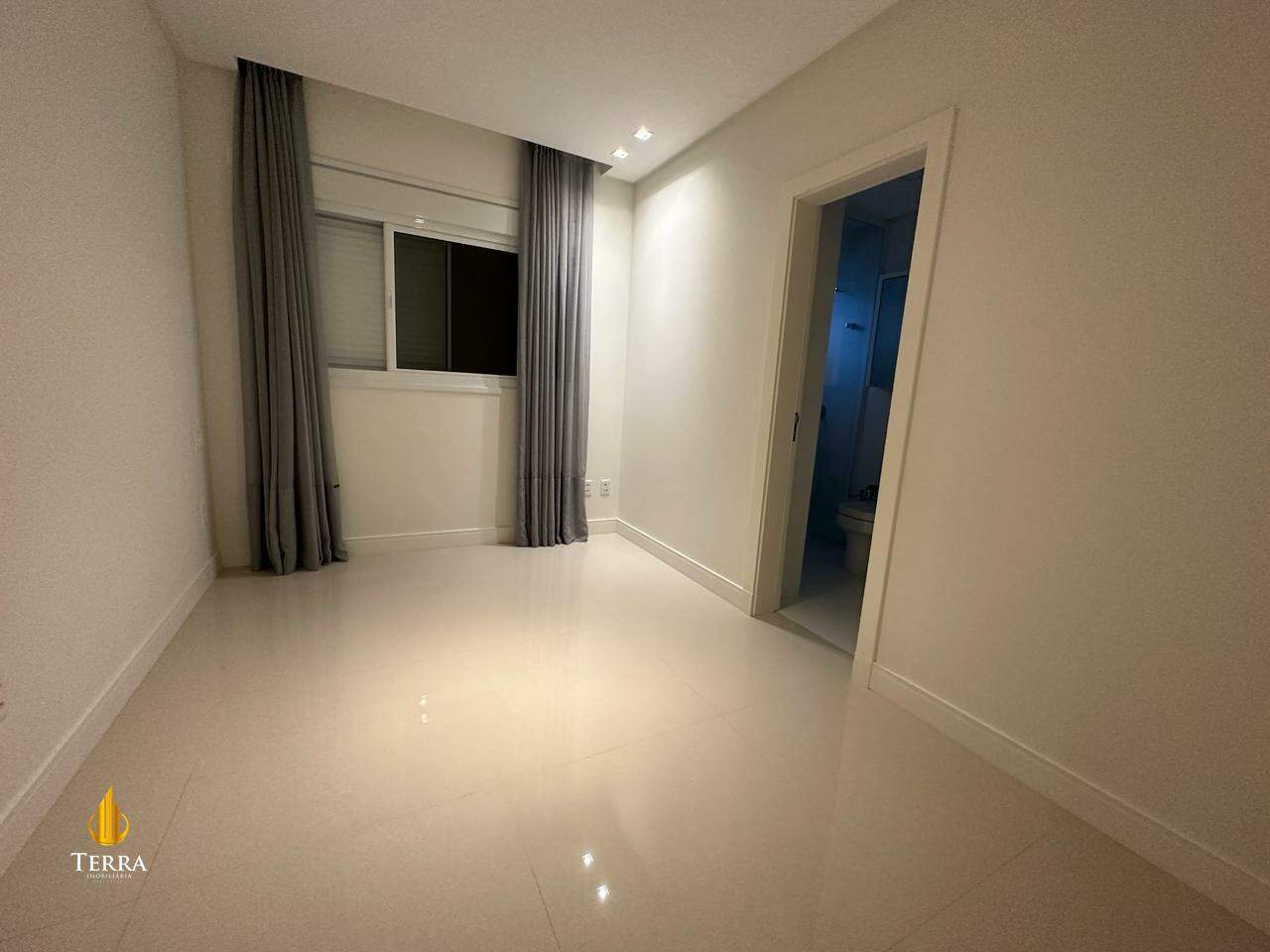 Hamptons Village Apartamento com 4 quartos, Centro: 