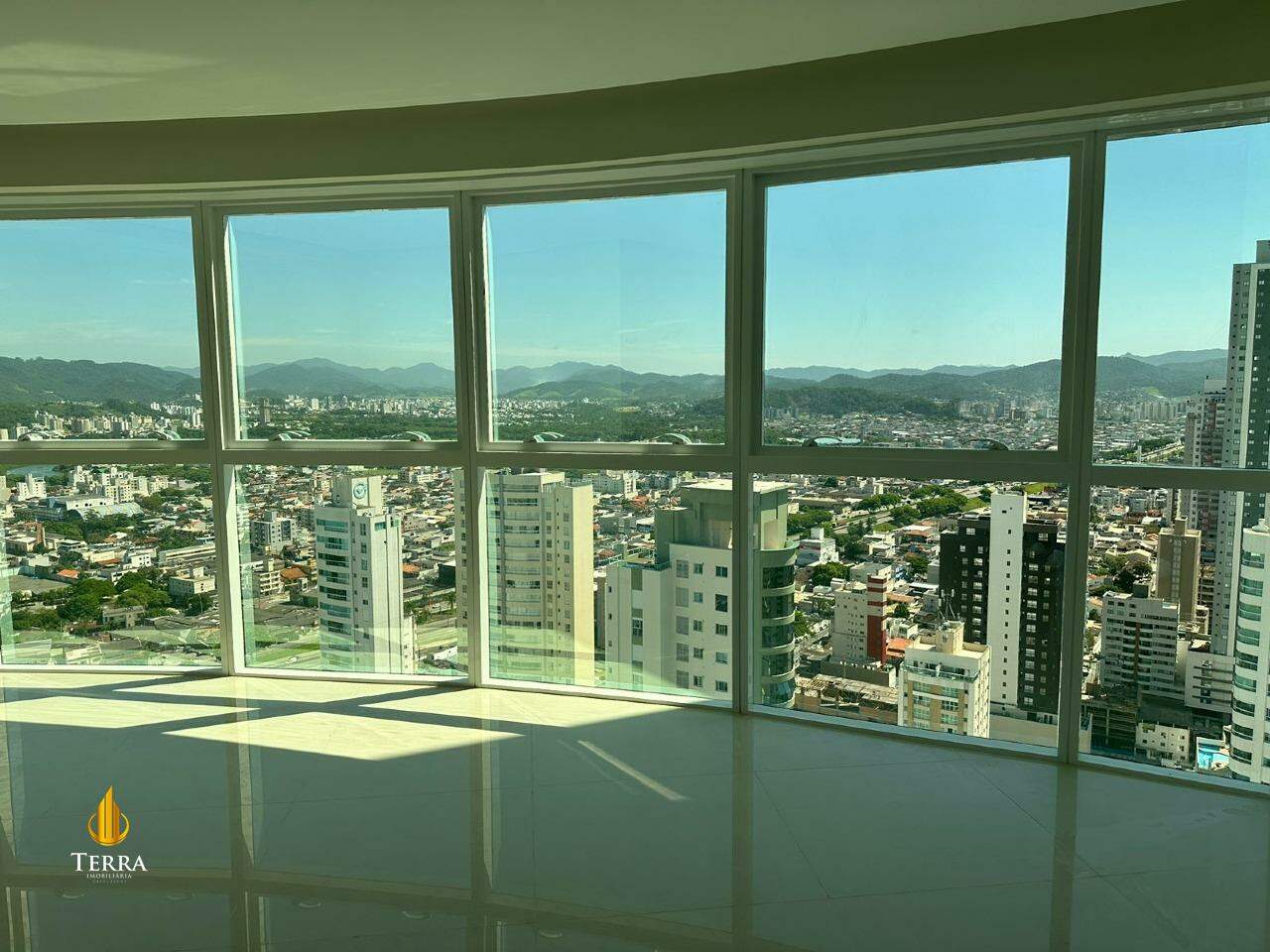 Magnifique Tower Residence Apartamento com 3 quartos, Centro: