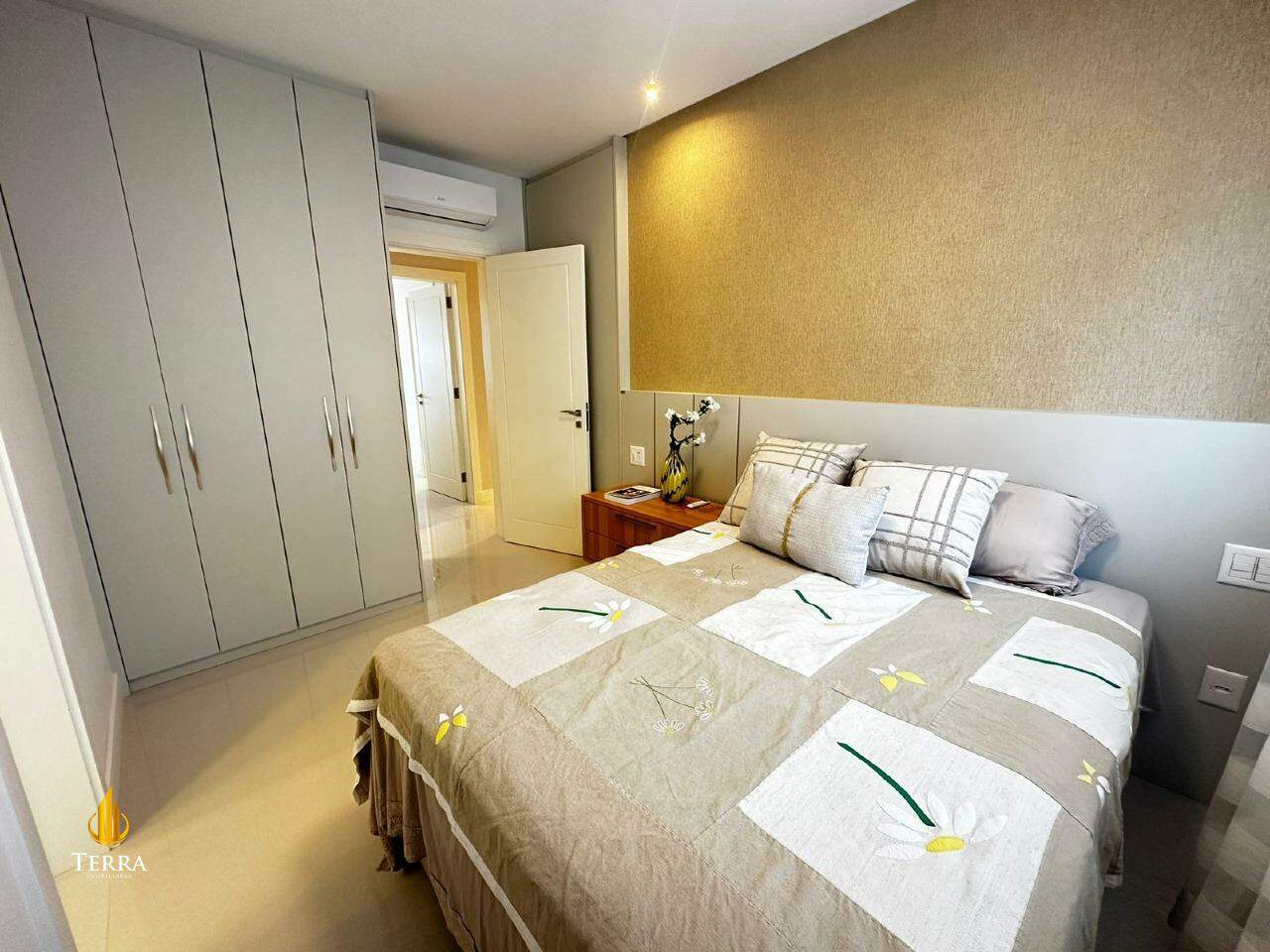 Hamptons Village Apartamento com 4 quartos, Centro: 