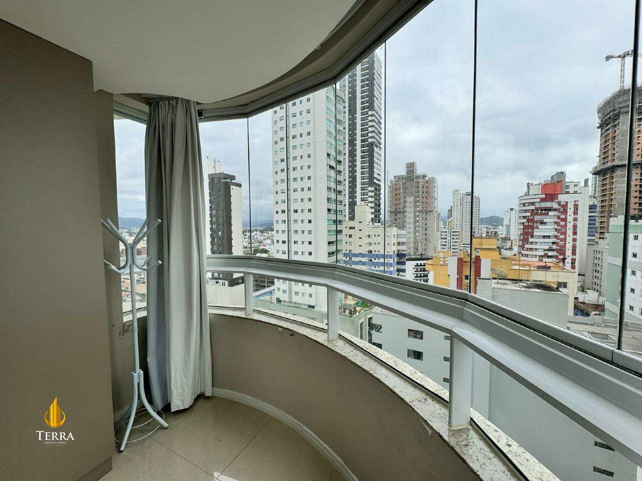 Edifício Cadillac Tower Apartamento com 3 quartos, Centro: 