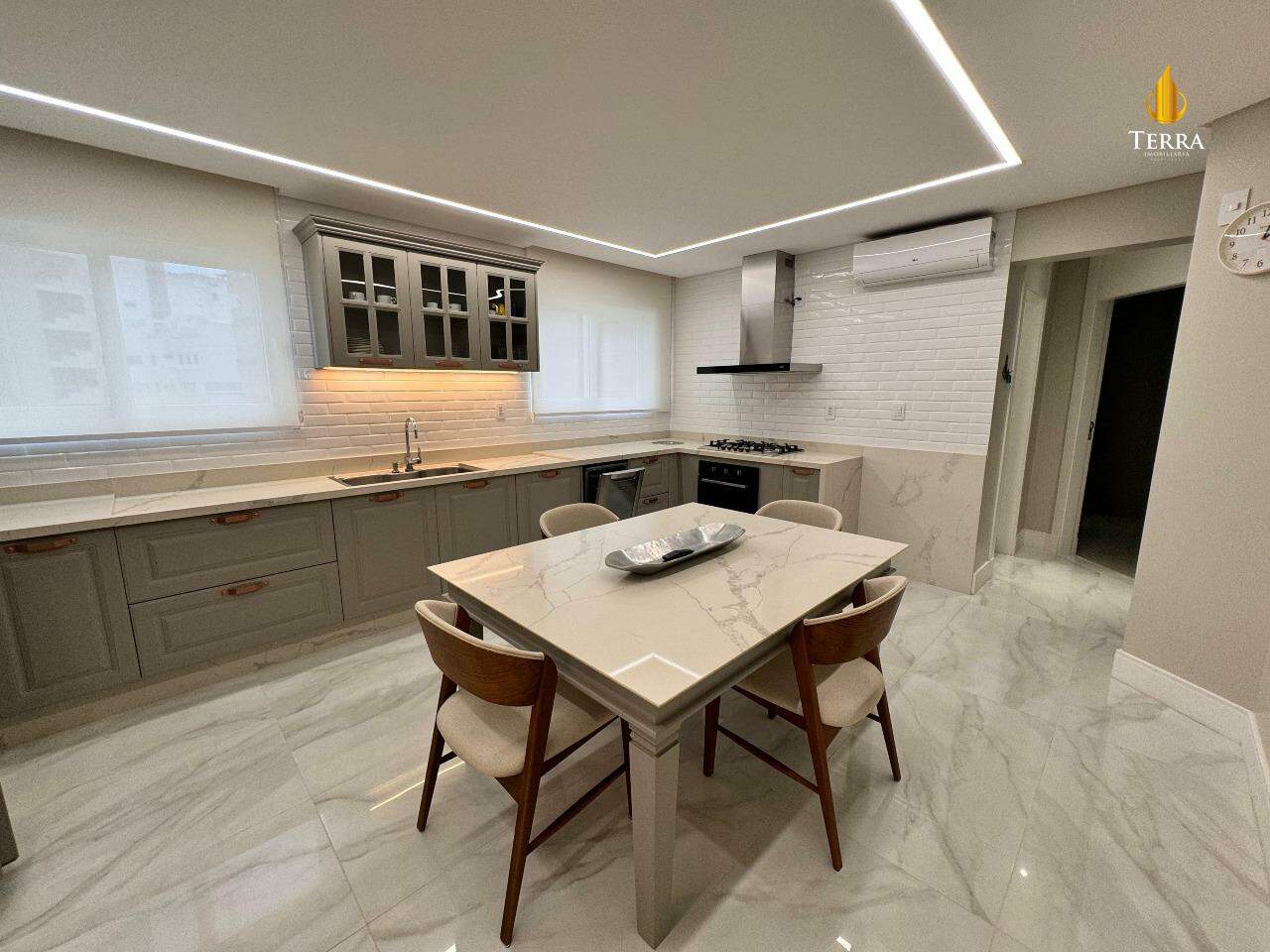  Edifício Theiss Heim Residence Apartamento com 4 quartos, Centro: 