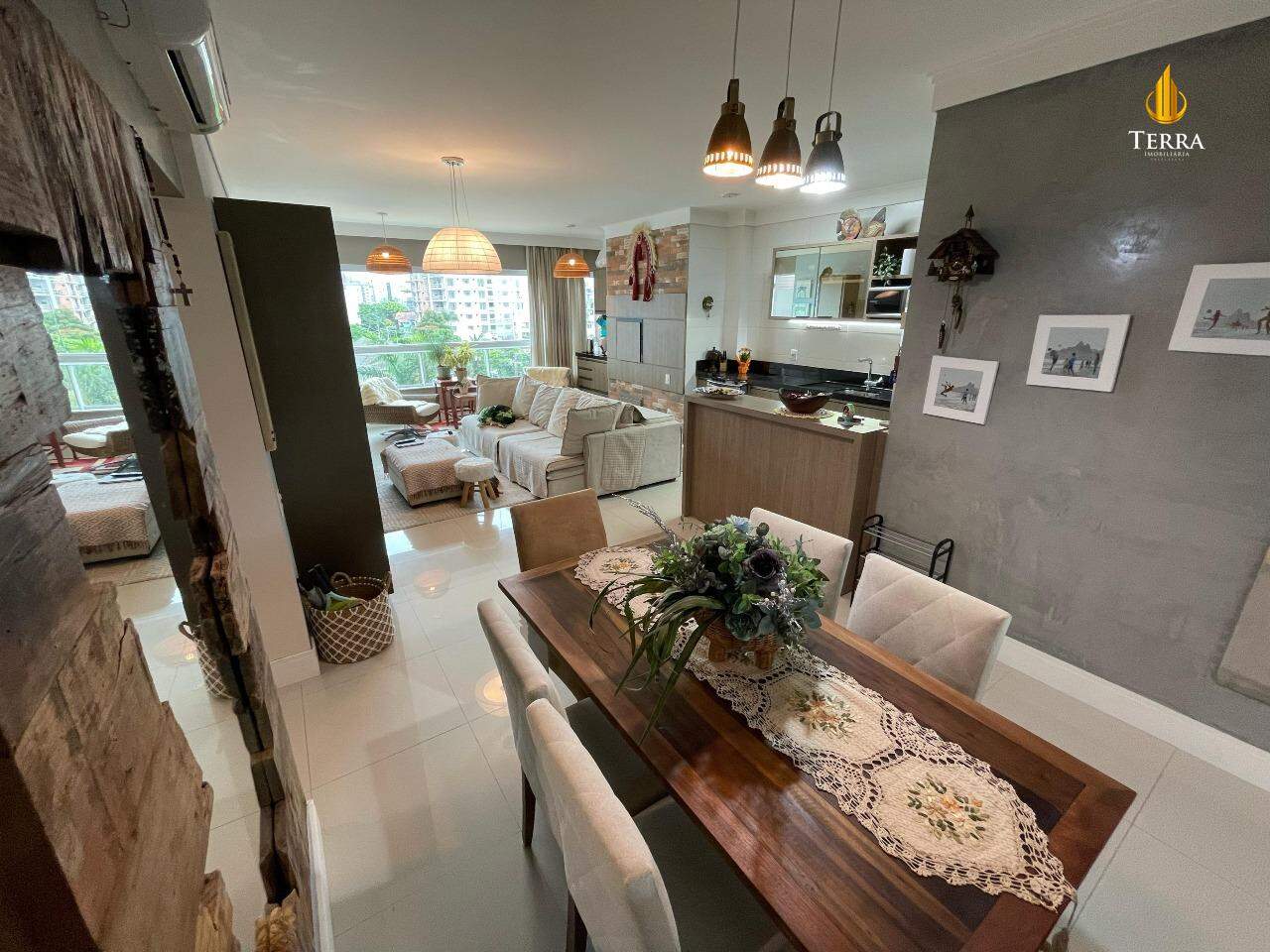 Edifício Porto Madero Apartamento com 2 quartos, Praia Brava: 