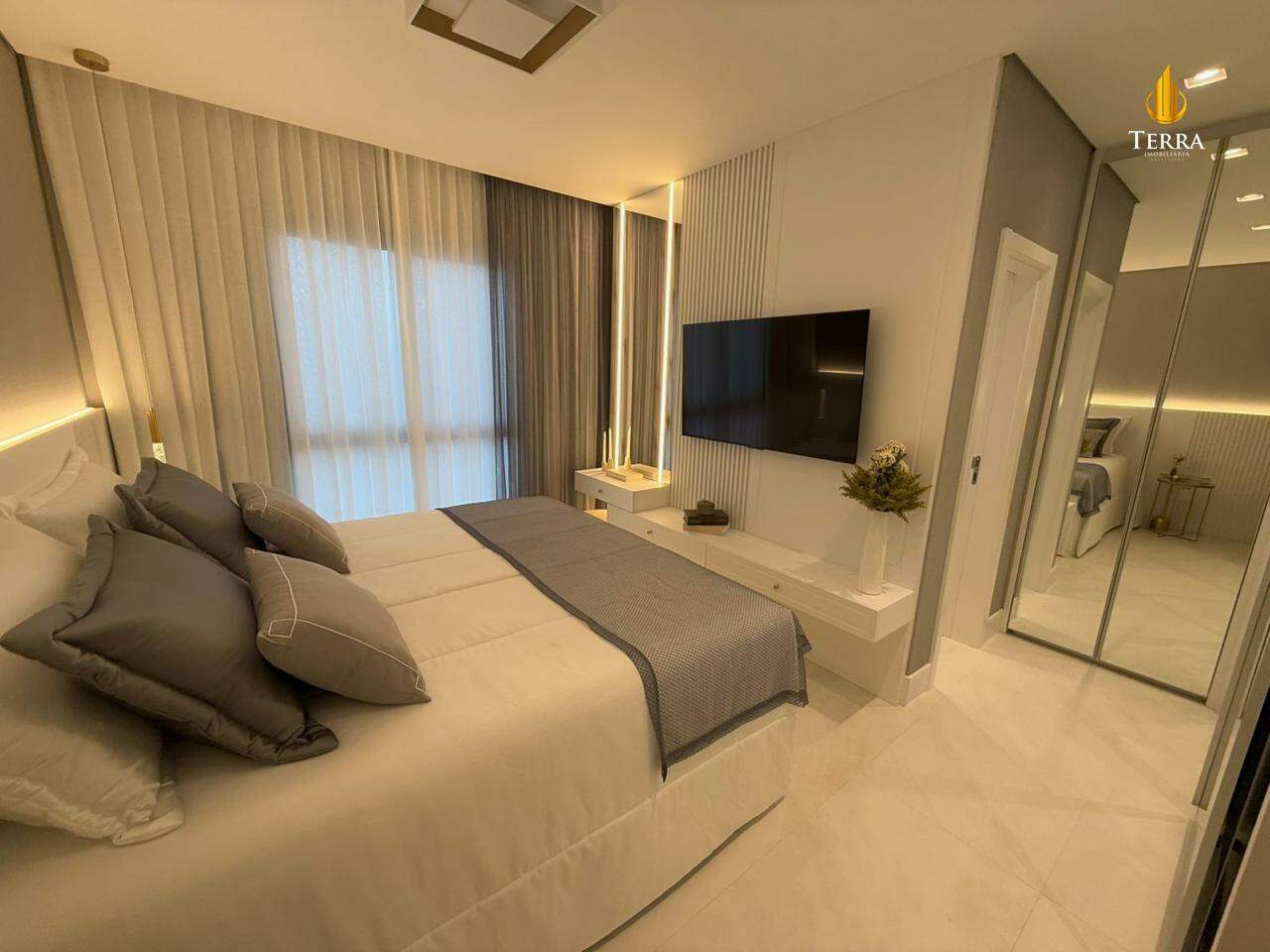Tesla Residencial Apartamento com 4 quartos, Centro: 