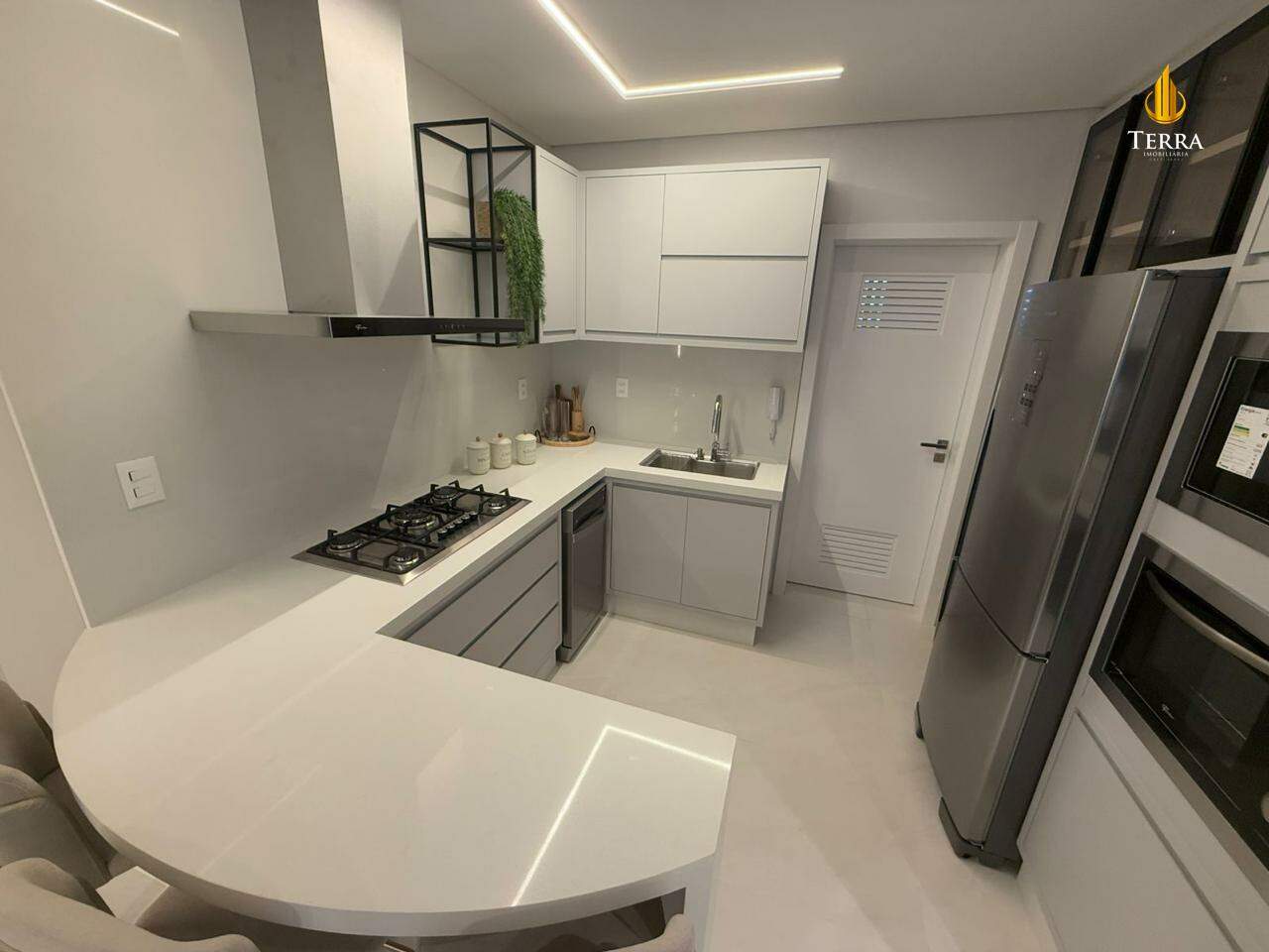 Tesla Residencial Apartamento com 4 quartos, Centro: 
