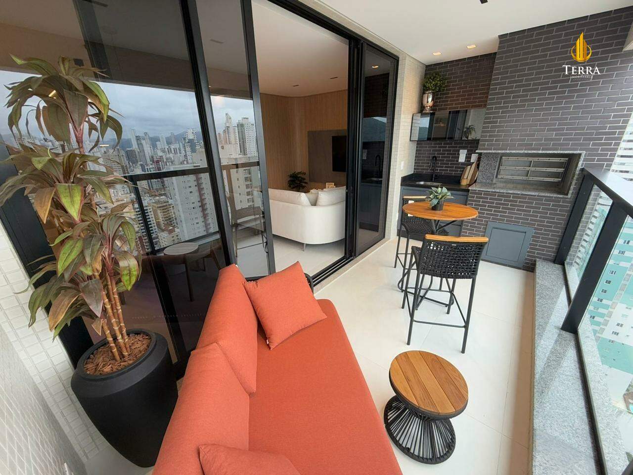Tesla Residencial Apartamento com 4 quartos, Centro: 