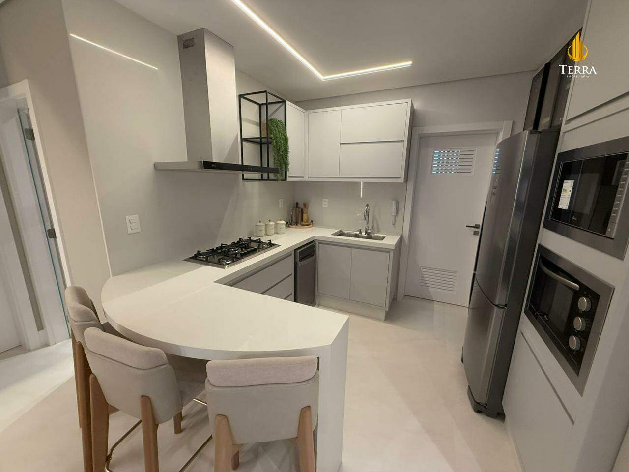 Tesla Residencial Apartamento com 4 quartos, Centro: 