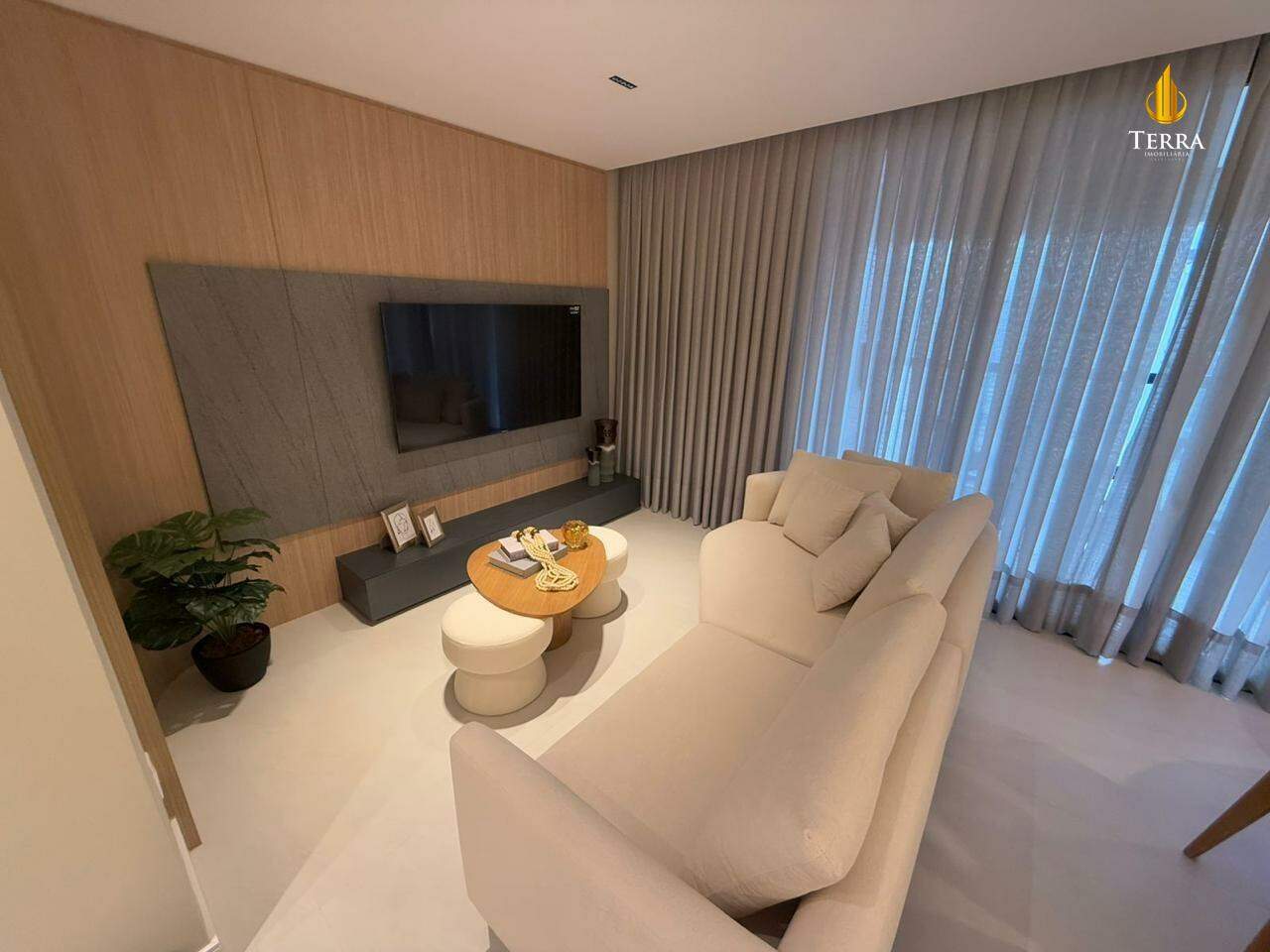 Tesla Residencial Apartamento com 4 quartos, Centro: 