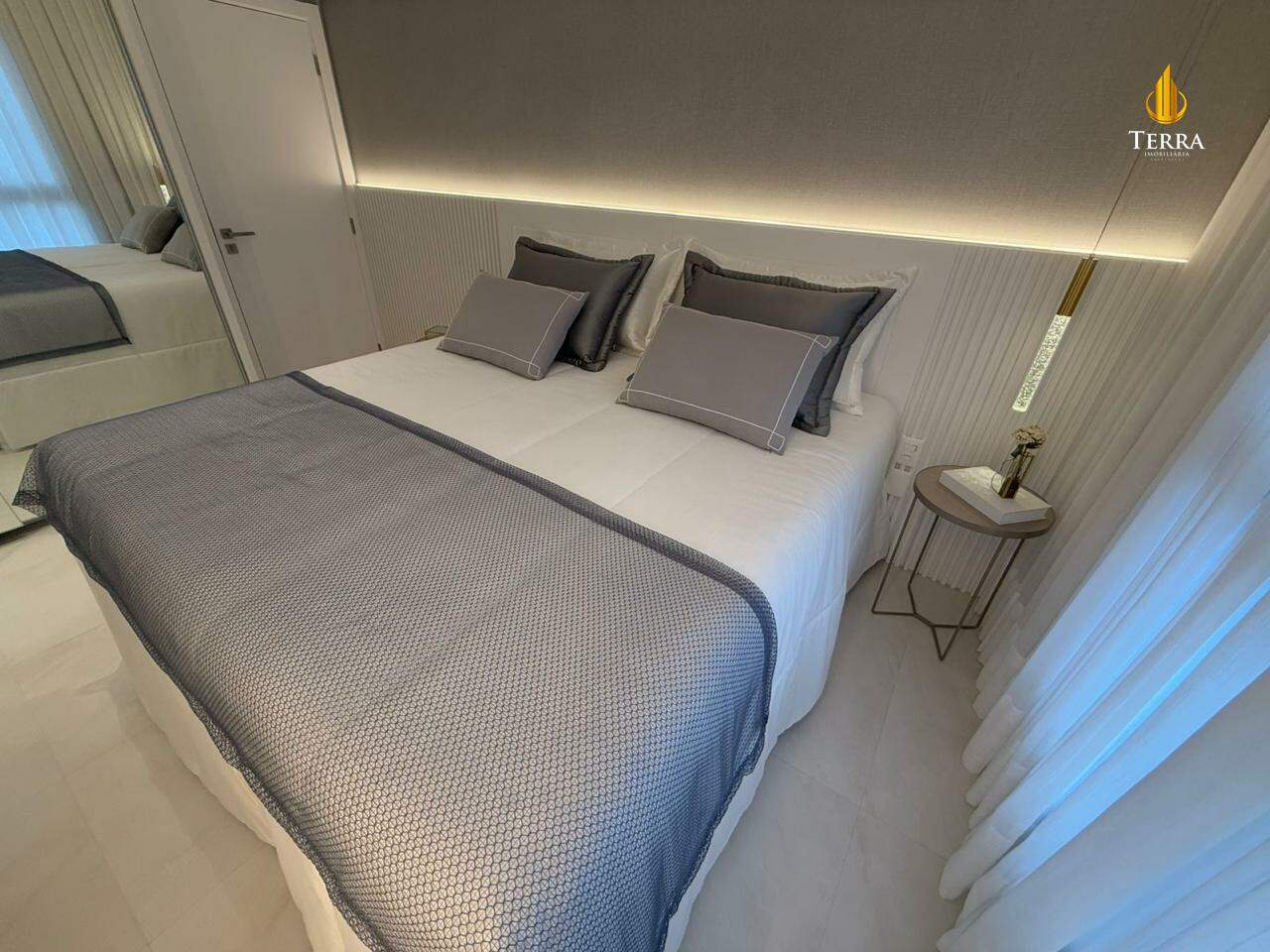 Tesla Residencial Apartamento com 4 quartos, Centro: 