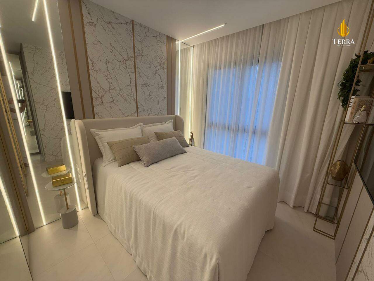 Tesla Residencial Apartamento com 4 quartos, Centro: 