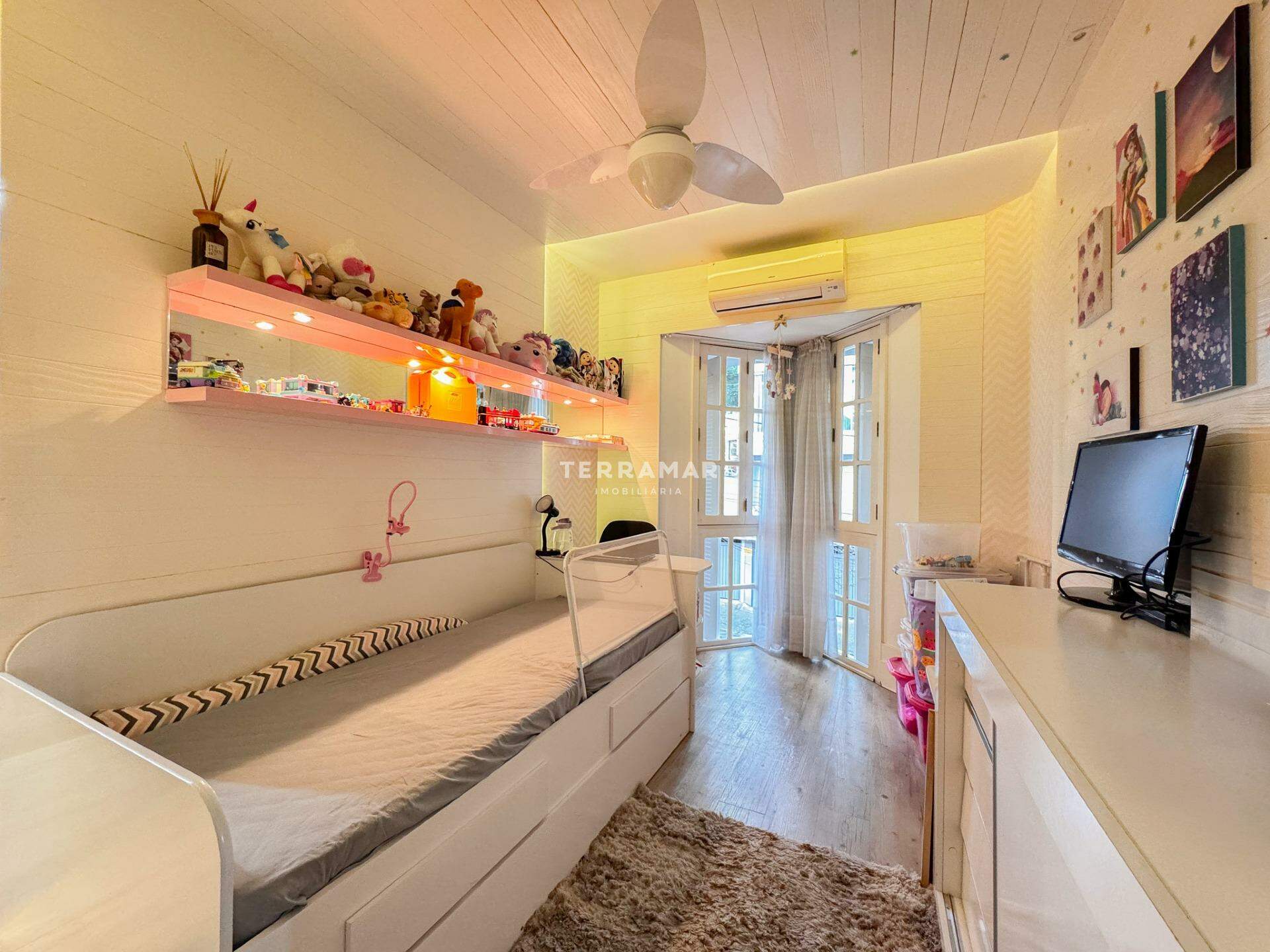 Casa em condomínio à venda no Centro: 