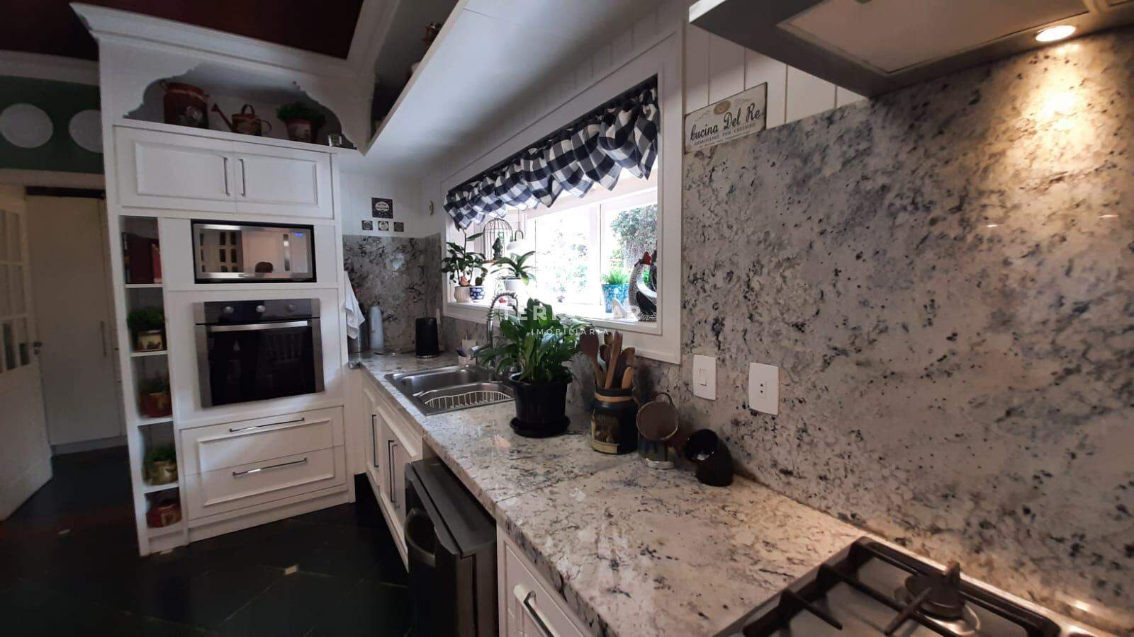 Casa em condomínio à venda no Centro: 