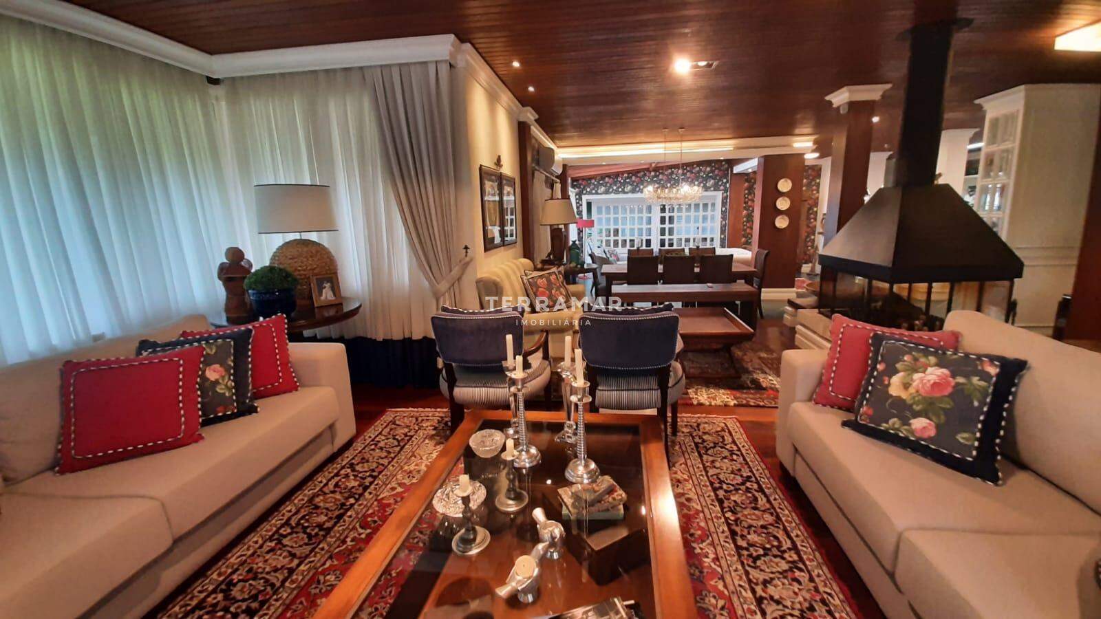 Casa em condomínio à venda no Centro: 