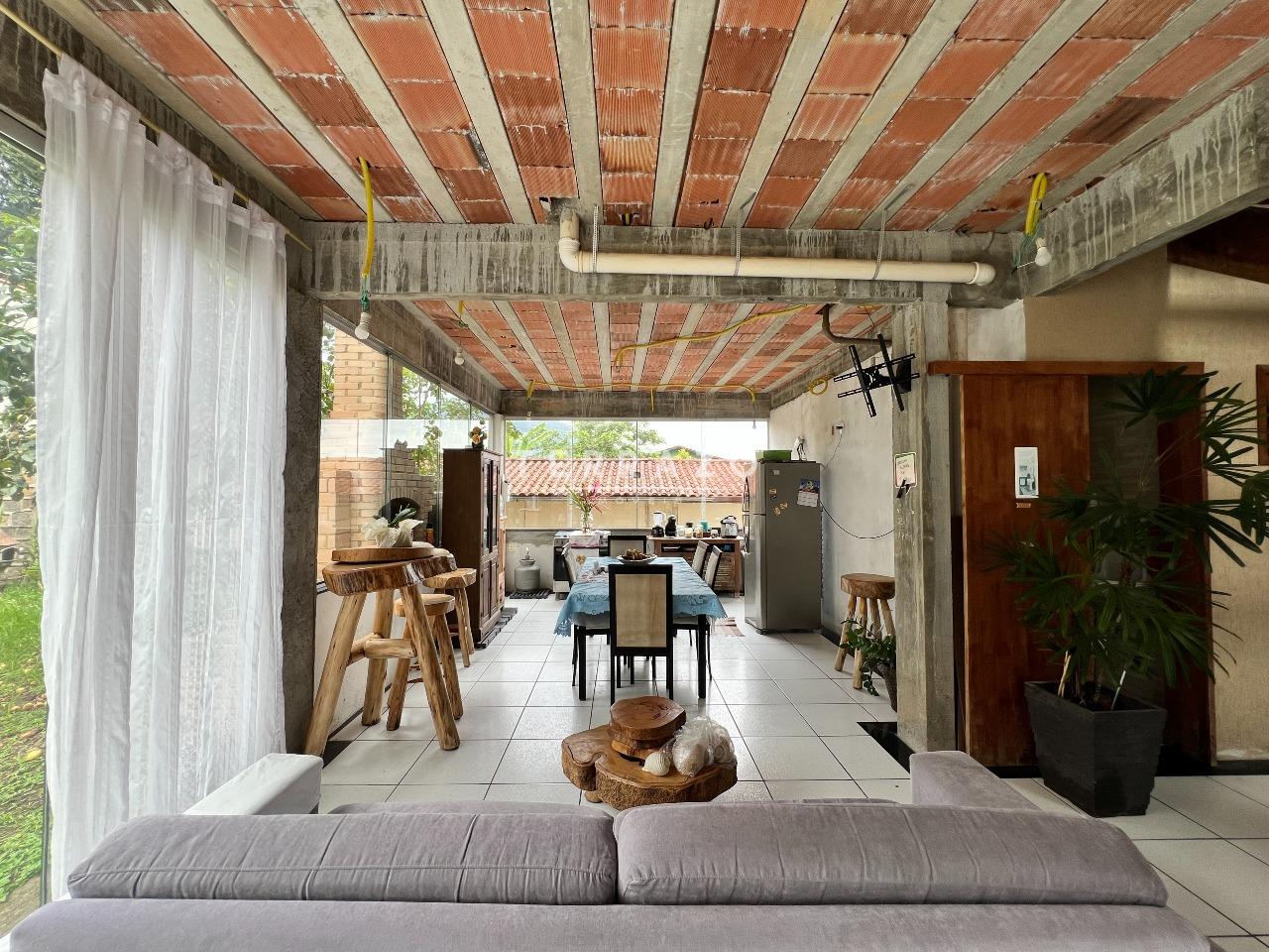 Casa em Condomínio à venda no Caneca Fina: 