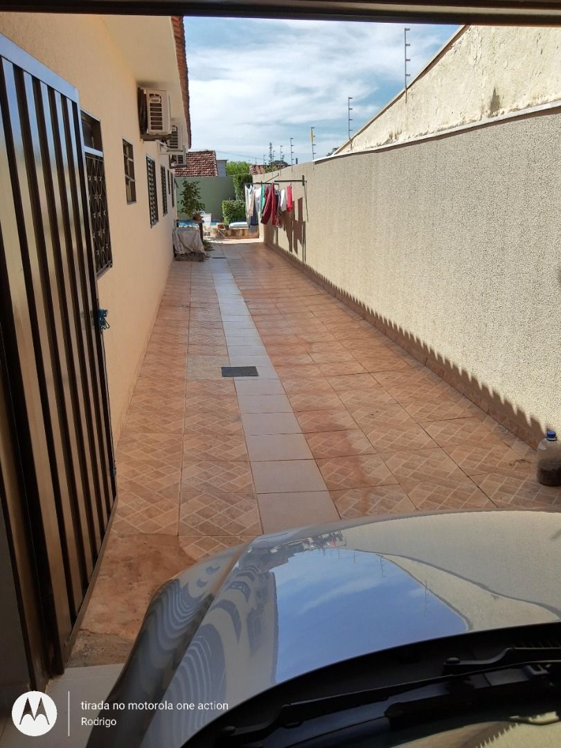 Casa com 3 quartos à venda, 240m² — foto 2 de 19