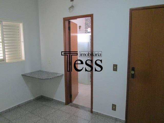 Casa com 4 quartos para aluguel, 300m² — foto 18 de 29