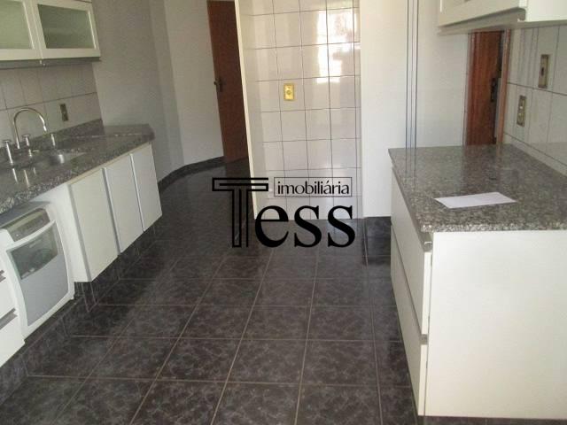 Casa com 4 quartos para aluguel, 300m² — foto 8 de 29