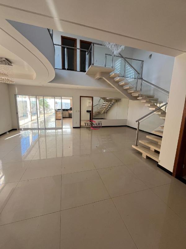 Casa de Condomínio com 3 quartos para aluguel, 220m² — foto 2 de 30