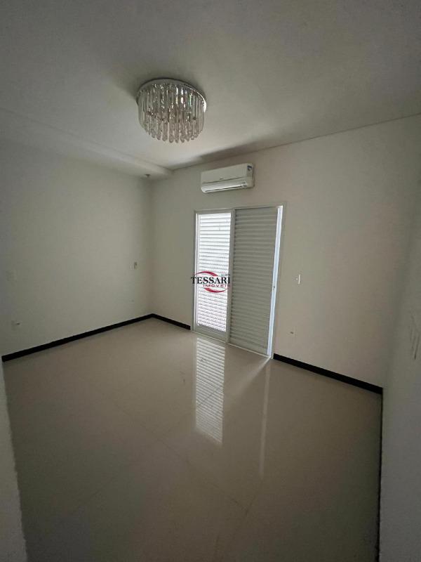 Casa de Condomínio com 3 quartos para aluguel, 220m² — foto 12 de 30