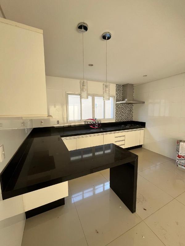 Casa de Condomínio com 3 quartos para aluguel, 220m² — foto 22 de 30