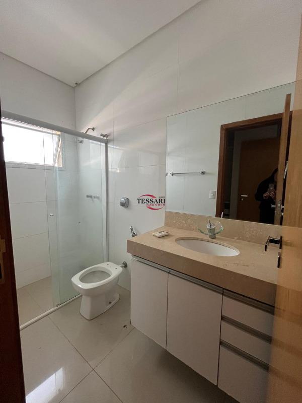 Casa de Condomínio com 3 quartos para aluguel, 220m² — foto 13 de 30