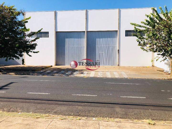 Loja / Salão / Ponto Comercial para aluguel, 695m² — foto 1 de 21