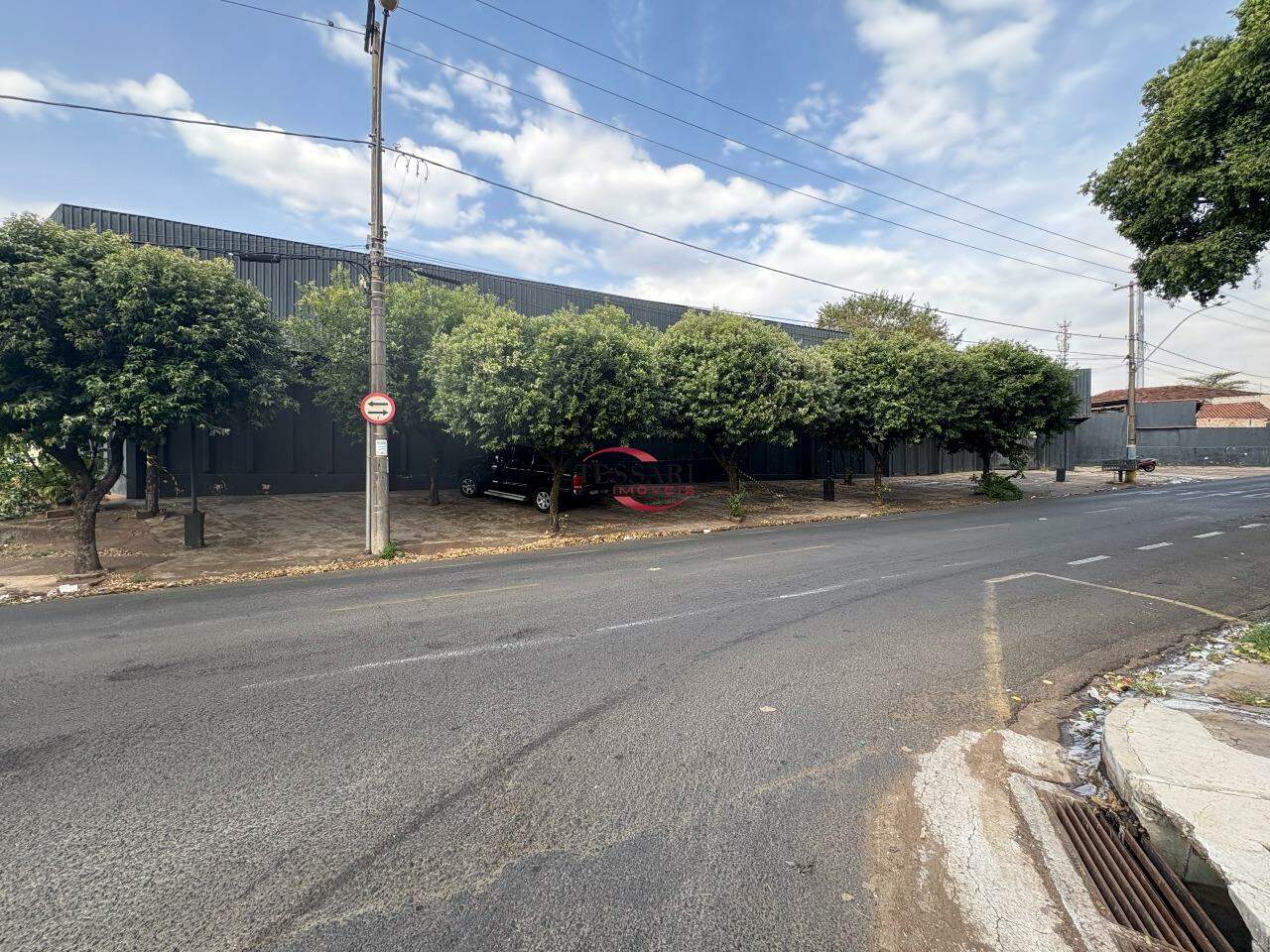 Loja / Salão / Ponto Comercial para aluguel, 1075m² — foto 1 de 21
