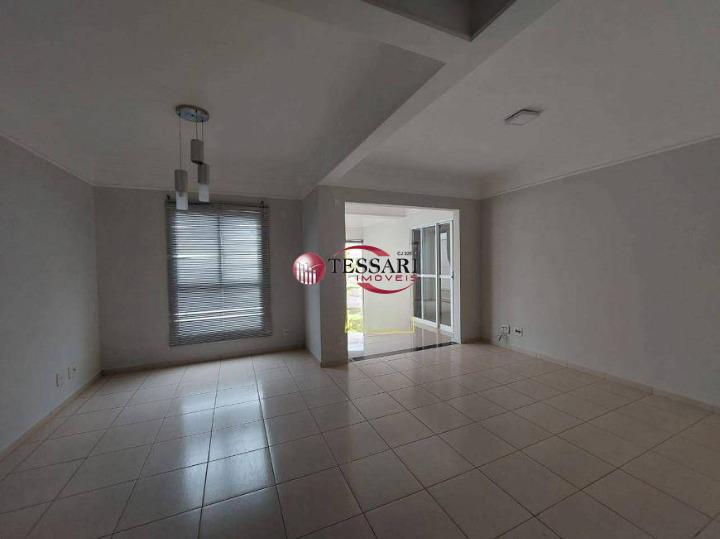 Casa de Condomínio com 4 quartos para aluguel, 240m² — foto 2 de 17