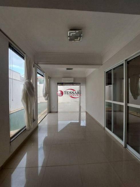 Casa de Condomínio com 4 quartos para aluguel, 240m² — foto 3 de 17