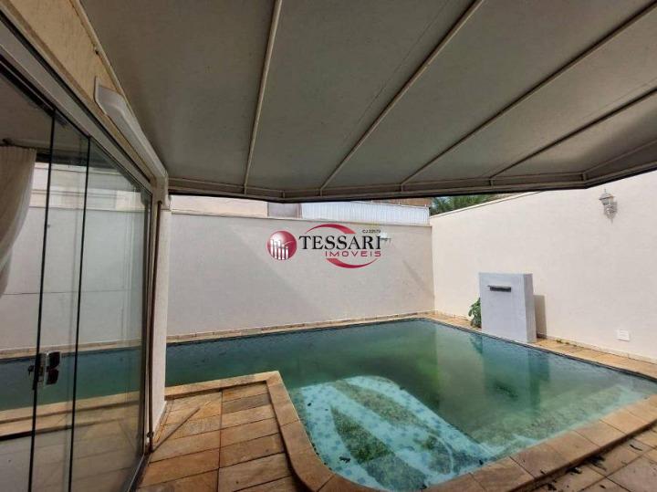 Casa de Condomínio com 4 quartos para aluguel, 240m² — foto 1 de 17