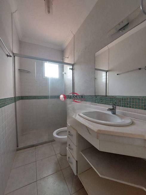 Casa de Condomínio com 4 quartos para aluguel, 240m² — foto 11 de 17