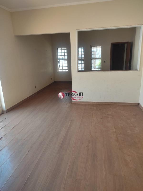 Casa com 4 quartos para aluguel, 540m² — foto 2 de 24