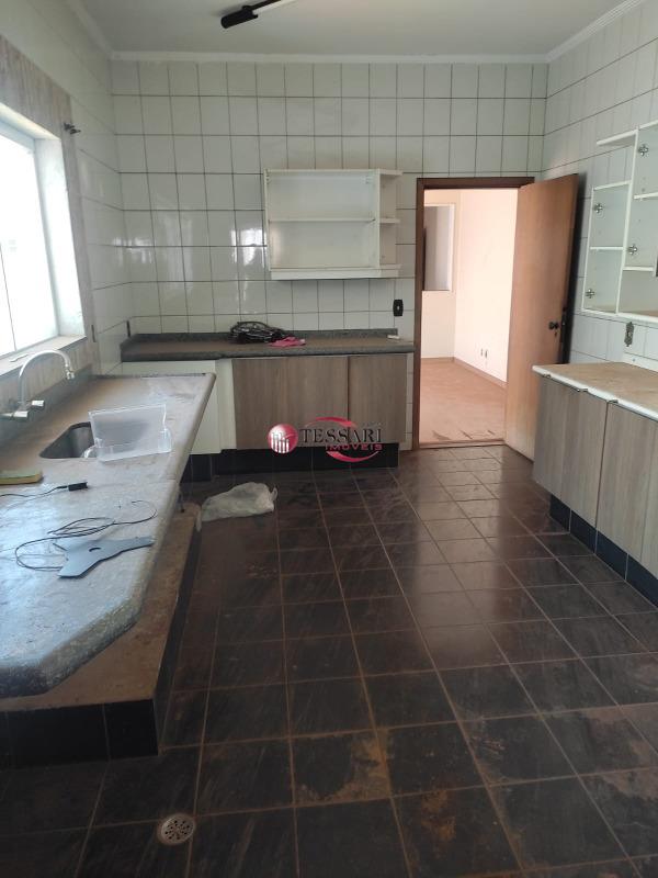 Casa com 4 quartos para aluguel, 540m² — foto 4 de 24