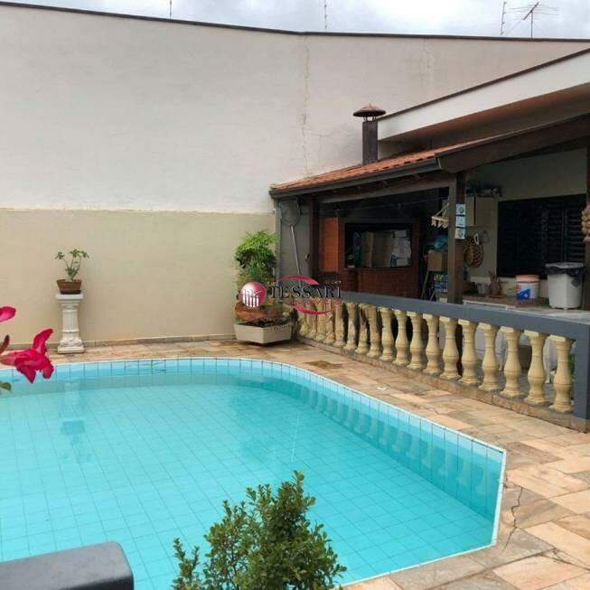 Casa com 3 quartos à venda, 300m² — foto 1 de 24