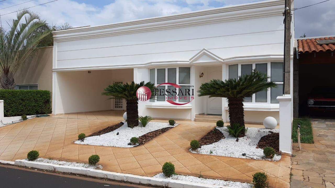 Casa de Condomínio com 4 quartos para aluguel, 290m² — foto 2 de 28