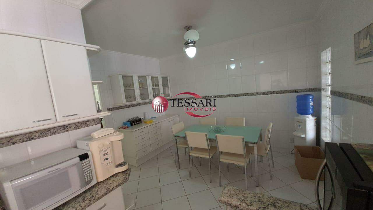 Casa de Condomínio com 4 quartos para aluguel, 290m² — foto 9 de 28