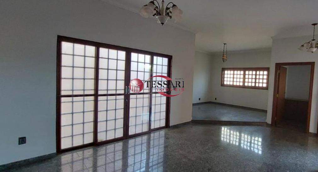 Casa com 4 quartos para aluguel, 215m² — foto 2 de 25