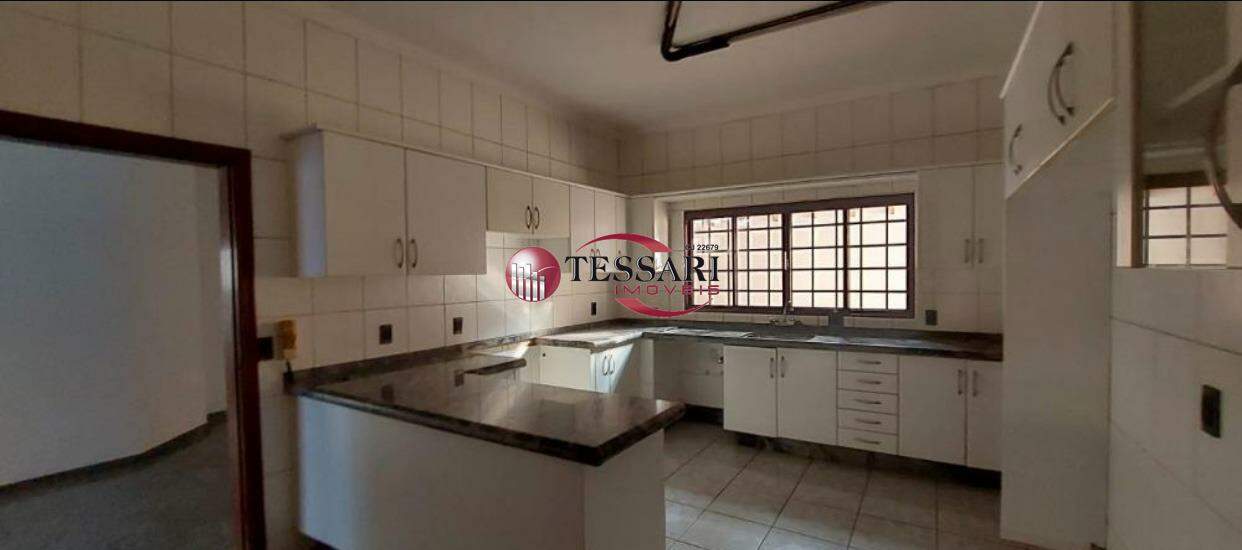 Casa com 4 quartos para aluguel, 215m² — foto 7 de 25