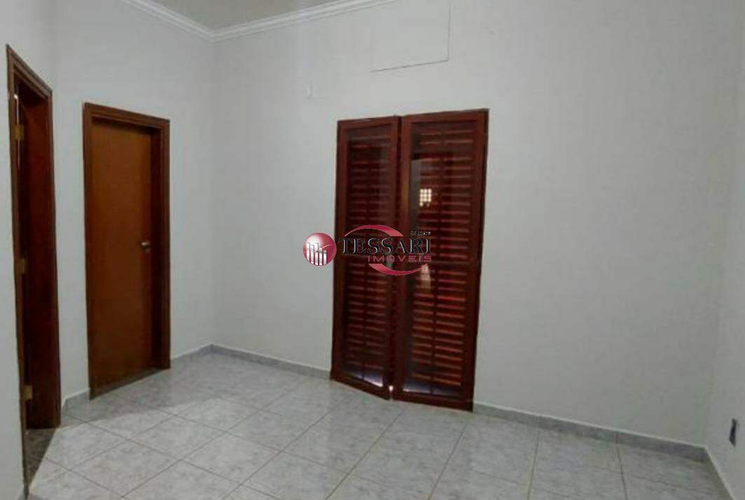 Casa com 4 quartos para aluguel, 215m² — foto 5 de 25