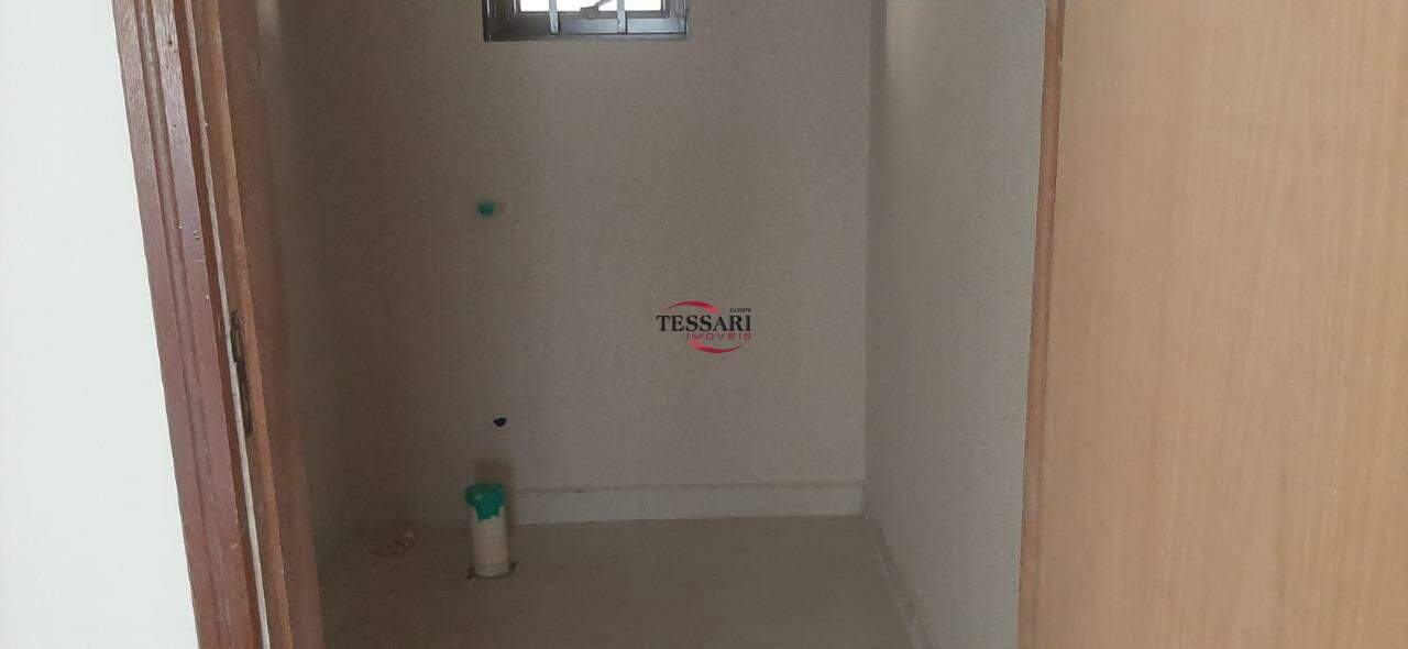 Casa com 4 quartos para aluguel, 215m² — foto 9 de 25