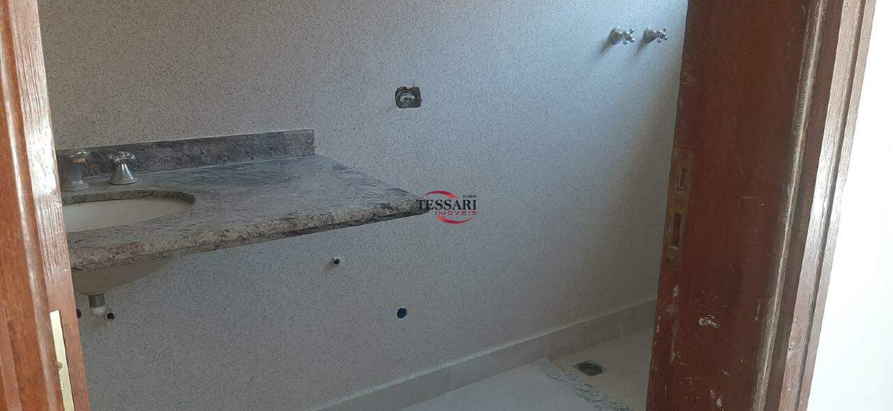 Casa com 4 quartos para aluguel, 215m² — foto 14 de 25