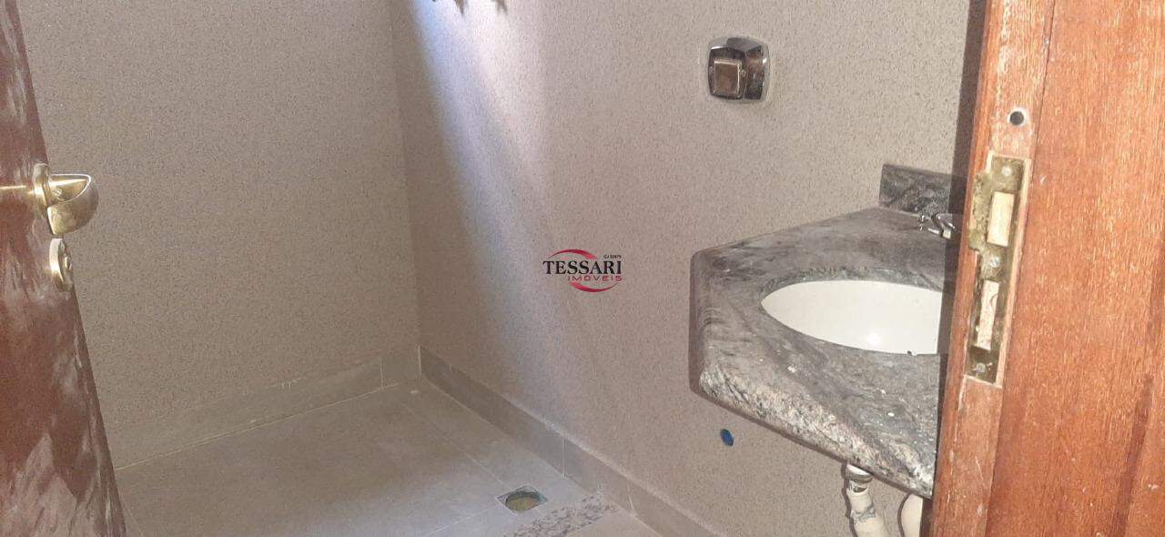 Casa com 4 quartos para aluguel, 215m² — foto 18 de 25