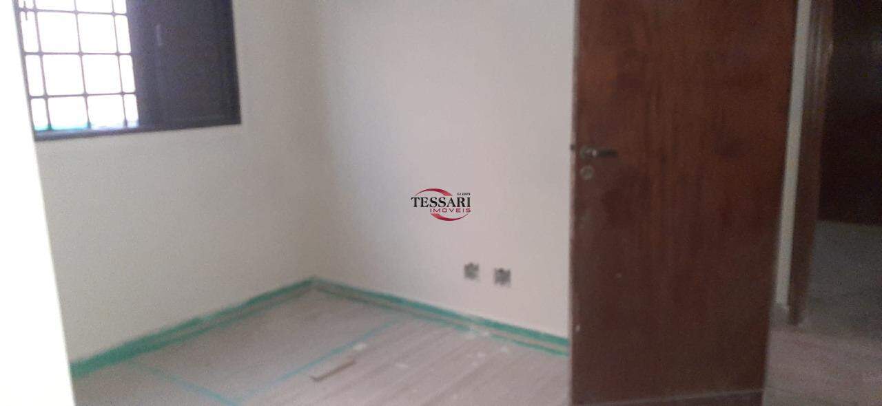 Casa com 4 quartos para aluguel, 215m² — foto 17 de 25