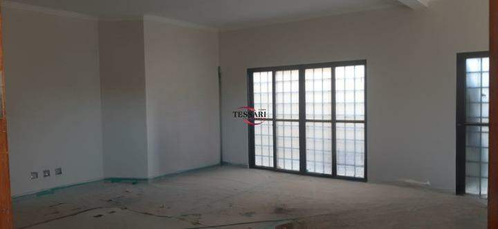Casa com 4 quartos para aluguel, 215m² — foto 3 de 25