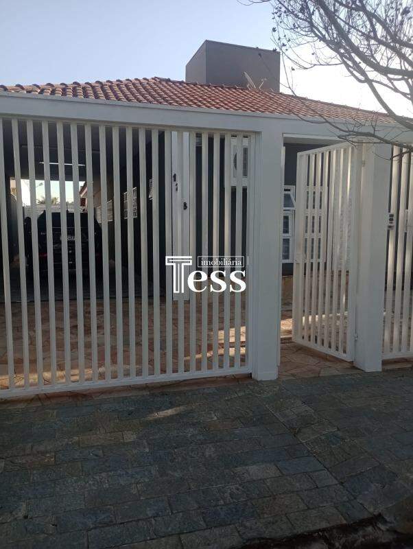 Casa com 3 quartos para aluguel, 450m² — foto 1 de 22