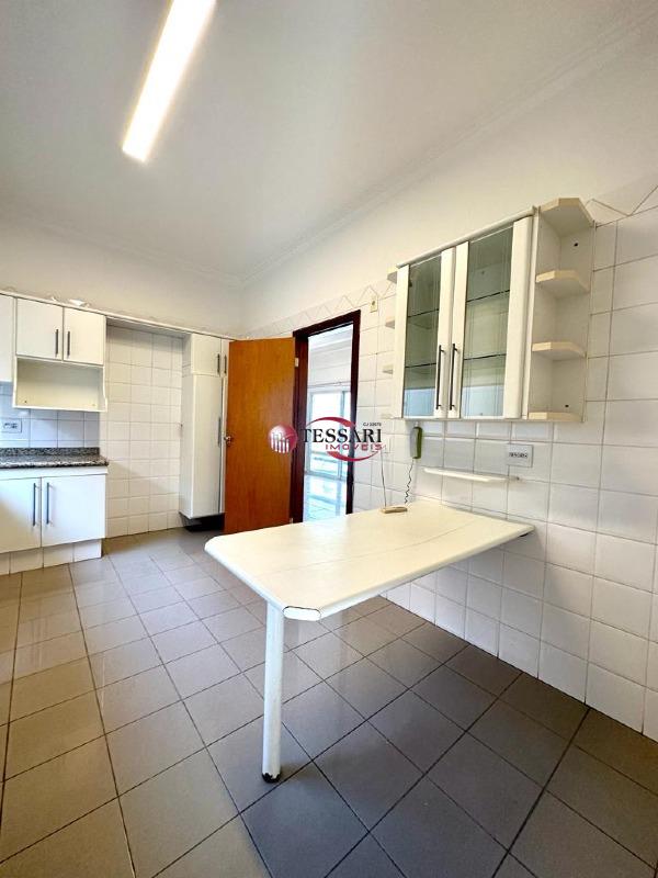 Casa de Condomínio com 3 quartos para aluguel, 238m² — foto 18 de 27
