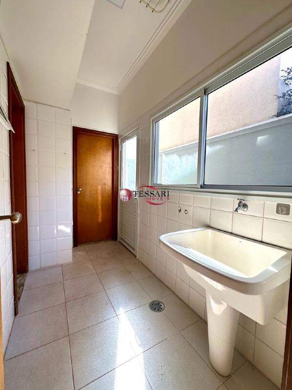 Casa de Condomínio com 3 quartos para aluguel, 238m² — foto 20 de 27
